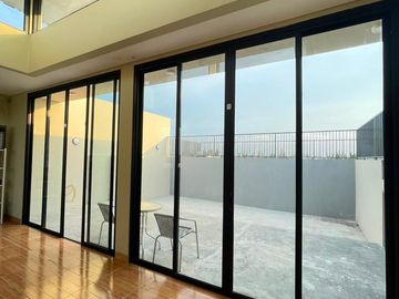 Rumah Modern Tropis 4 Lantai Pulomas Jakarta Timur, Rooftop City View Garasi 4 Mobil - 5.9M Nego
