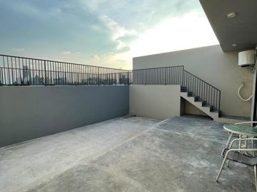 Rumah Modern Tropis 4 Lantai Pulomas Jakarta Timur, Rooftop City View Garasi 4 Mobil - 5.9M Nego