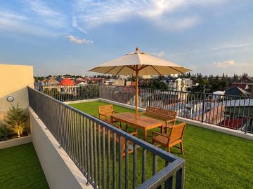 Rumah Modern Tropis 4 Lantai Pulomas Jakarta Timur, Rooftop City View Garasi 4 Mobil - 5.9M Nego