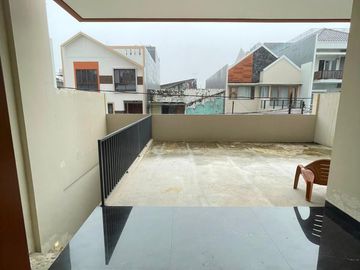 Rumah Modern Tropis 4 Lantai Pulomas Jakarta Timur, Rooftop City View Garasi 4 Mobil - 5.9M Nego