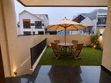 Rumah Modern Tropis 4 Lantai Pulomas Jakarta Timur, Rooftop City View Garasi 4 Mobil - 5.9M Nego