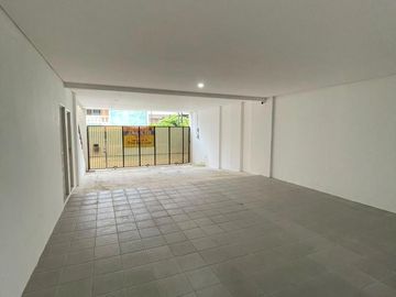 Rumah Modern Tropis 4 Lantai Pulomas Jakarta Timur, Rooftop City View Garasi 4 Mobil - 5.9M Nego