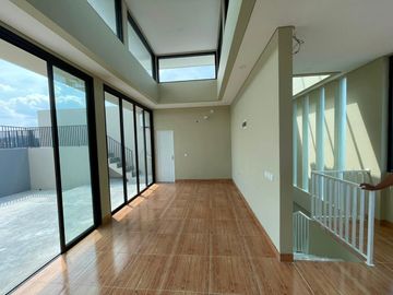 Rumah Modern Tropis 4 Lantai Pulomas Jakarta Timur, Rooftop City View Garasi 4 Mobil - 5.9M Nego