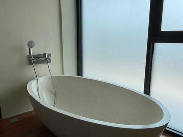 Rumah Modern Tropis 4 Lantai Pulomas Jakarta Timur, Rooftop City View Garasi 4 Mobil - 5.9M Nego