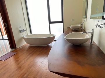 Rumah Modern Tropis 4 Lantai Pulomas Jakarta Timur, Rooftop City View Garasi 4 Mobil - 5.9M Nego