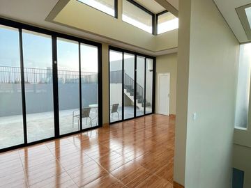 Rumah Modern Tropis 4 Lantai Pulomas Jakarta Timur, Rooftop City View Garasi 4 Mobil - 5.9M Nego