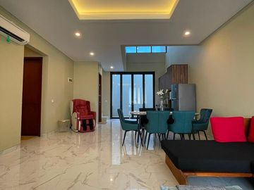 Rumah Modern Tropis 4 Lantai Pulomas Jakarta Timur, Rooftop City View Garasi 4 Mobil - 5.9M Nego
