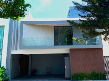 Casa Residencial de Lujo en Venta | Valle Real (Coto Arboledas)