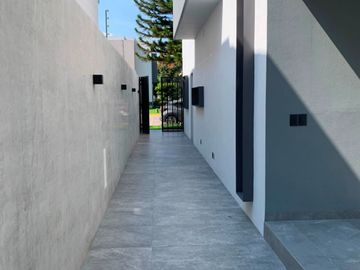 Casa Residencial de Lujo en Venta | Valle Real (Coto Arboledas)
