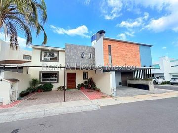 Lomas de santa fe de juriquilla vendo casa en privada con vigilancia 3 recamaras + servicio 3 baños