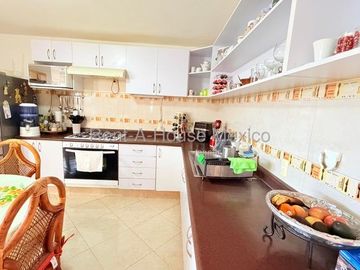 Lomas de santa fe de juriquilla vendo casa en privada con vigilancia 3 recamaras + servicio 3 baños