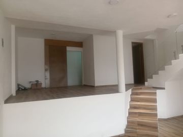 CASA VENTA LOMAS DE VALLE DORADO........ Muy Iluminada