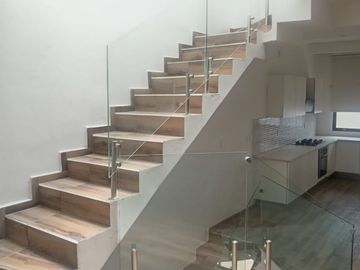 CASA VENTA LOMAS DE VALLE DORADO........ Muy Iluminada
