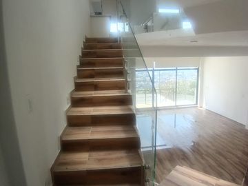 CASA VENTA LOMAS DE VALLE DORADO........ Muy Iluminada