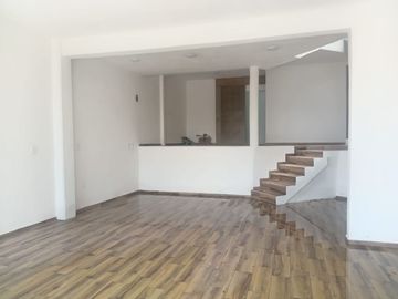 CASA VENTA LOMAS DE VALLE DORADO........ Muy Iluminada