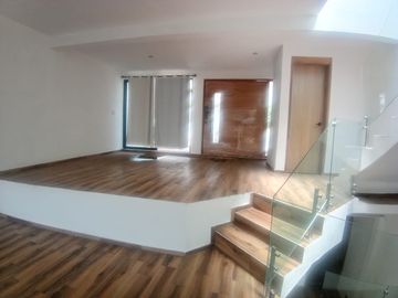 CASA VENTA LOMAS DE VALLE DORADO........ Muy Iluminada