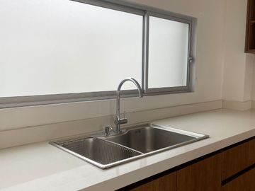 🏡 En arriendo Loft sin amoblar dentro de condominio Privador - sector Av. Primero de Mayo