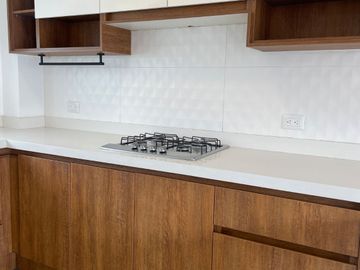 🏡 En arriendo Loft sin amoblar dentro de condominio Privador - sector Av. Primero de Mayo