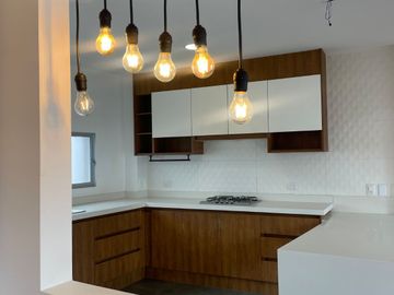 🏡 En arriendo Loft sin amoblar dentro de condominio Privador - sector Av. Primero de Mayo