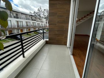 🏡 En arriendo Loft sin amoblar dentro de condominio Privador - sector Av. Primero de Mayo