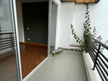 🏡 En arriendo Loft sin amoblar dentro de condominio Privador - sector Av. Primero de Mayo