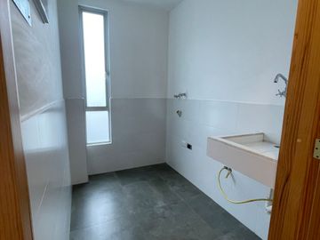 🏡 En arriendo Loft sin amoblar dentro de condominio Privador - sector Av. Primero de Mayo