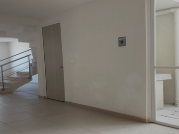 CASA DE TRES NIVELES EN FRACCIONAMIENTO DE 2 RECÁMARAS, VILLAS DE NEXTLALPAN, ESTADO DE MÉXICO.