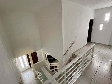 Casa amueblada con paneles solares en residencial privado, en venta