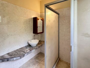 Casa amueblada con paneles solares en residencial privado, en venta