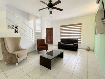 Casa amueblada con paneles solares en residencial privado, en venta