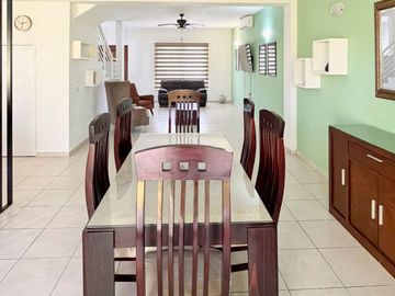 Casa amueblada con paneles solares en residencial privado, en venta