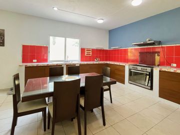 Casa amueblada con paneles solares en residencial privado, en venta
