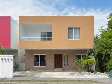 Casa amueblada con paneles solares en residencial privado, en venta
