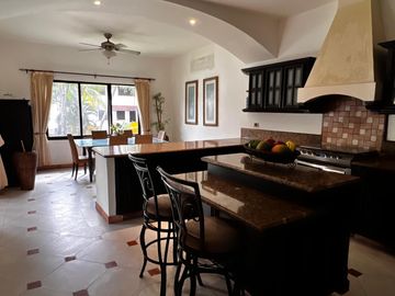 Casa en Renta, Jardín amplio 1666 mt2. Col Doctores Cancún