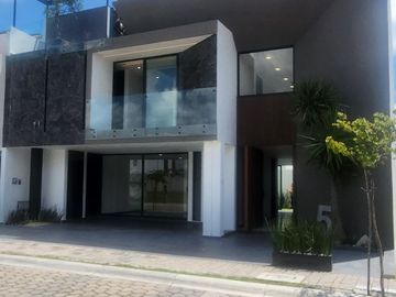 MODERNA CASA LOMAS DE ANGELOPOLIS