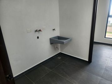 MODERNA CASA LOMAS DE ANGELOPOLIS