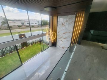 MODERNA CASA LOMAS DE ANGELOPOLIS