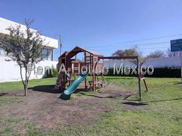 Casa de 4 recamaras, 1 en PB, en renta en Zizana, Querétaro