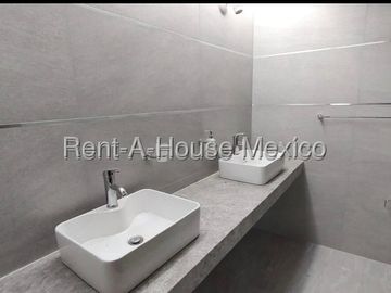 Casa de 4 recamaras, 1 en PB, en renta en Zizana, Querétaro