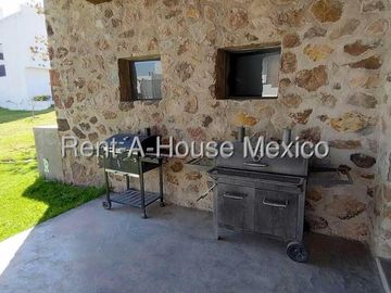Casa de 4 recamaras, 1 en PB, en renta en Zizana, Querétaro