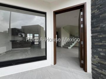 Casa de 4 recamaras, 1 en PB, en renta en Zizana, Querétaro