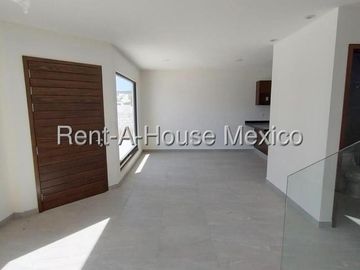 Casa de 4 recamaras, 1 en PB, en renta en Zizana, Querétaro
