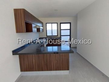 Casa de 4 recamaras, 1 en PB, en renta en Zizana, Querétaro