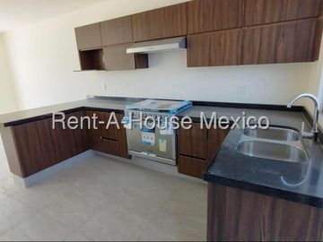 Casa de 4 recamaras, 1 en PB, en renta en Zizana, Querétaro