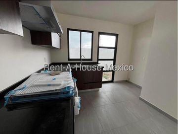 Casa de 4 recamaras, 1 en PB, en renta en Zizana, Querétaro
