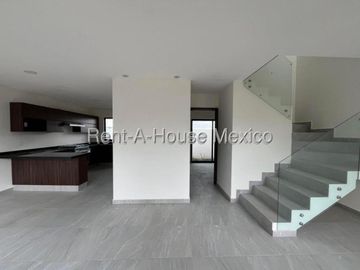 Casa de 4 recamaras, 1 en PB, en renta en Zizana, Querétaro