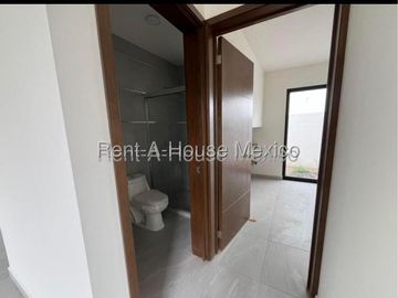 Casa de 4 recamaras, 1 en PB, en renta en Zizana, Querétaro