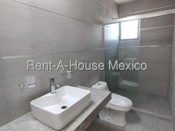 Casa de 4 recamaras, 1 en PB, en renta en Zizana, Querétaro