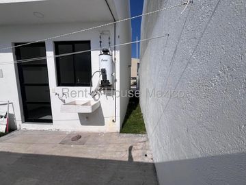 Casa de 4 recamaras, 1 en PB, en renta en Zizana, Querétaro