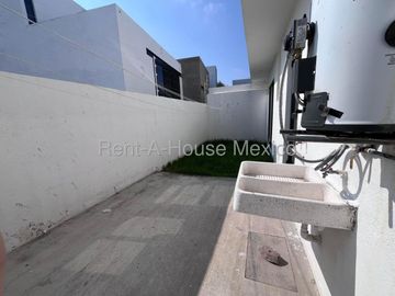 Casa de 4 recamaras, 1 en PB, en renta en Zizana, Querétaro